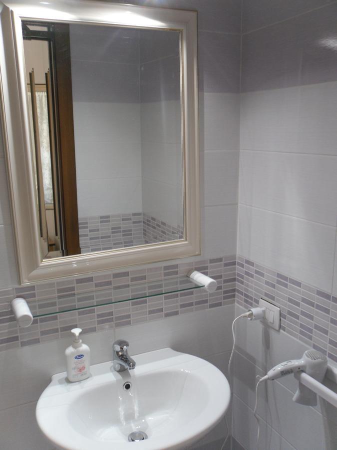Da Angela - Camere Con Bagno Privato A Foligno Vicino Al Centro Ngoại thất bức ảnh